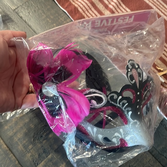 Set of 2 Carnaval Masks 🎭 - Picture 2 of 4